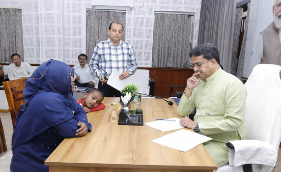 Tripura CM Dr. Manik Saha listens to people in Mukhyamantri Samipeshu prog.